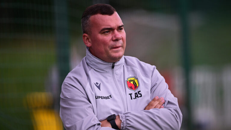 2026.07.04 Bialystok Pilka nozna PKO Ekstraklasa sezon 2026/2027. Sparing Jagiellonia Bialystok (stroje biale) - Pogon Siedlce (stroje czerwone) zakonczony wynikiem 4:1. N/z Adrian Siemieniec trener Jagiellonii Bialystok Foto Michal Kosc / PressFocus