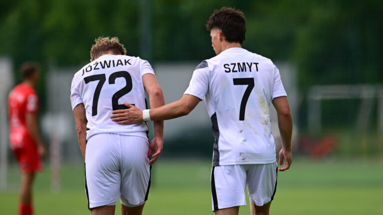 2026.07.04 Bialystok Pilka nozna PKO Ekstraklasa sezon 2026/2027. Sparing Jagiellonia Bialystok (stroje biale) - Pogon Siedlce (stroje czerwone) zakonczony wynikiem 4:1. N/z Kamil Jozwiak Kajetan Szmyt Foto Michal Kosc / PressFocus