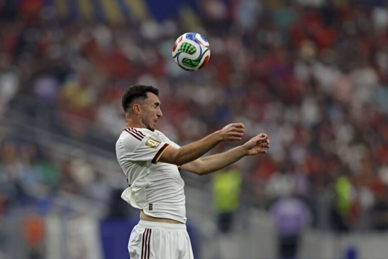 6th July 2026 Dallas Stadium, Arlington, Texas, United States of America FIFA World Cup, WM, Weltmeisterschaft, Fussball Football, Portugal versus Spain Aymeric Laporte of Spain heads the ball HeulerxAndrey/DiaEsportivo
2026.07.07 Arlington
pilka nozna , mistrzostwa swiata , mundial 2026
Portugalia - Hiszpania
Foto IMAGO/PressFocus

!!! POLAND ONLY !!!