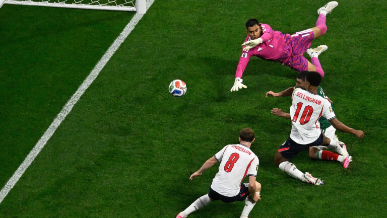 (260706) -- MEXICO CITY, July 6, 2026 (Xinhua) -- Jude Bellingham (R) of England scores during the round of 16 match between Mexico and England at the 2026 FIFA World Cup at the Mexico City Stadium, Mexico, July 5, 2026. (Xinhua/Li Muzi)

2026.07.06 Meksyk
pilka nozna mistrzostwa swiata
Meksyk - Anglia
Foto Li Muzi/Xinhua/PressFocus

!!! POLAND ONLY !!!