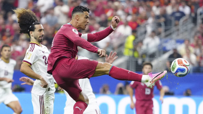 (260707) -- DALLAS, July 7, 2026 (Xinhua) -- Cristiano Ronaldo (front R) of Portugal competes during the round of 16 match between Spain and Portugal at the 2026 FIFA World Cup at Dallas Stadium in Dallas, the United States, July 6, 2026. (Xinhua/Jia Haocheng)
2026.07.06 DALLAS
pilka nozna Mistrzostwa Swiata 2026
Portugalia - Hiszpania
Foto Jia Haocheng/Xinhua/PressFocus

!!! POLAND ONLY !!!