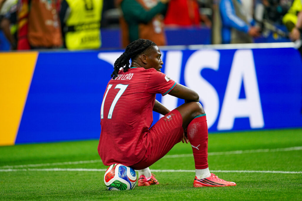 USA: Fussball FIFA World Cup, WM, Weltmeisterschaft, Fussball 2026, Achtelfinale - Spanien vs Portugal - AT&amp;T Stadium Dallas Stadium in Arlington: Rafael Leao / Rafael Leao Portugal 17 Enttäuschung, Nachdenklich, Traurig *** USA Soccer 2026 FIFA World Cup, Round of 16: Spain vs. Portugal at AT&amp;T Stadium in Dallas, Arlington Rafael Leão, Rafael Leão, Portugal 17 Disappointment, Pensive, Sad Copyright: xJOERANxSTEINSIEKx
2026.07.06 
pilka nozna Mistrzostwa Swiata 2026
Portugalia - Hiszpania
Foto IMAGO/PressFocus

!!! POLAND ONLY !!!