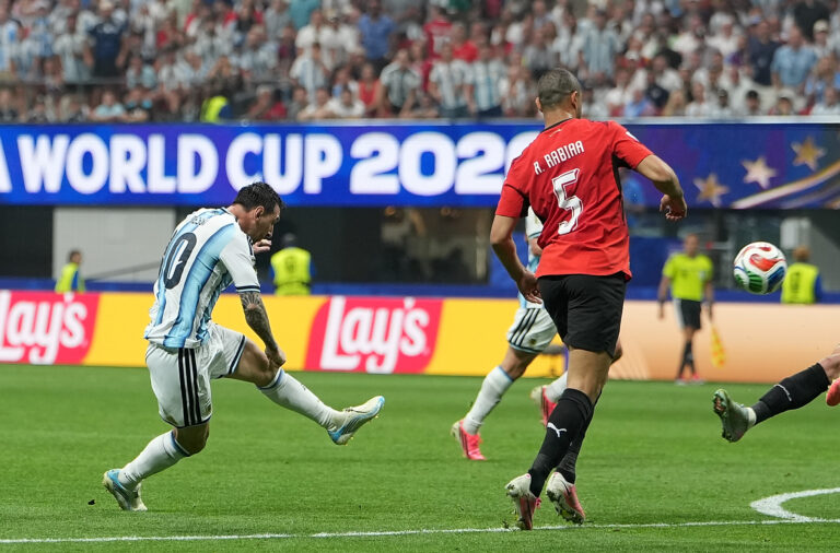 (260708) -- ATLANTA, July 8, 2026 (Xinhua) -- Lionel Messi (L) of Argentina shoots during the round of 16 match between Argentina and Egypt at the 2026 FIFA World Cup at Atlanta Stadium in Atlanta, the United States, July 7, 2026. (Xinhua/Huang Zongzhi)
2026.07.07 Atalanta
pilka nozna Mistrzostwa Swiata 2026
Argentyna - Egipt
Foto Huang Zongzhi/Xinhua/PressFocus

!!! POLAND ONLY !!!