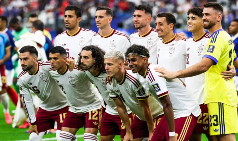 RECORD DATE NOT STATED  FIFA World Cup, WM, Weltmeisterschaft, Fussball 2026 - Semifinal - France v Spain Spain s players pose for the team photo before the FIFA World Cup semifinal match between France and Spain, at Dallas Stadium, in Texas, United States, on Tuesday, July 14, 2026.Foto: Vanessa Carvalho/Brazil Photo Press/IMAGO Sports Copyright: xVanessaxCarvalhox
2026.07.14 
pilka nozna Mistrzostwa Swiata 2026
Francja - Hiszpania
Foto IMAGO/PressFocus

!!! POLAND ONLY !!!