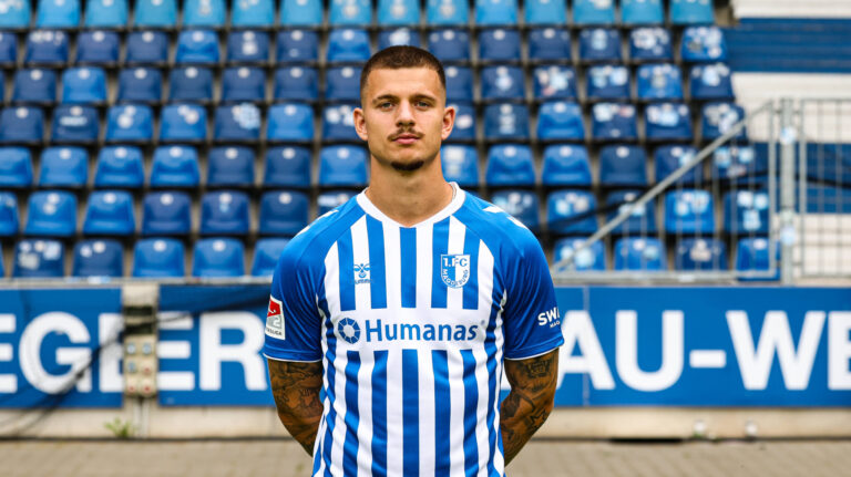 Mateusz Zukowski, 1. FC Magdeburg - 2. Fussball Bundesliga Porträttermin 2. BL 2026/2027 offizieller Fototermin 1. FC Magdeburg in der Avnet Arena in Magdeburg - Porträt, Portrait, Einzelbild, Deutschland, Fussball, Maenner, GER, 16.07.2026 *** Mateusz Zukowski, 1. FC Magdeburg, 2. Bundesliga, portrait session, 20262027 season, official photo shoot, 1. FC Magdeburg at the Avnet Arena in Magdeburg, portrait, individual photo, Germany, soccer, Men, GER, July 16, 2026 Christian Schroedter
2026.07.16 Magdeburg
pilka nozna , 2. liga niemiecka
1. FC Magdeburg - sesja zdjeciowa
Foto IMAGO/PressFocus

!!! POLAND ONLY !!!
