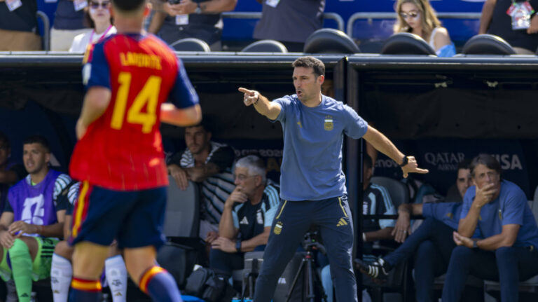 19.07.2026, Fussball Weltmeisterschaft 2026 in den USA, Finale, Spanien - Argentinien, im MetLife Stadium New York/New Jersey East Rutherford, Trainer Lionel Scaloni Argentinien an der Seitenlinie. ***FIFA regulations prohibit any use of photographs as image sequences and/or quasi-video. EDITORIAL USE ONLY*** *** July 19, 2026, 2026 FIFA World Cup in the U.S., Final, Spain vs. Argentina, at MetLife Stadium in East Rutherford, New Jersey, near New York Argentina coach Lionel Scaloni on the sidelines ***FIFA regulations prohibit any use of photographs as image sequences and/or quasi-video. EDITORIAL USE ONLY***
2026.07.19 East Rutherford
pilka nozna mistrzostwa swiata
Hiszpania - Argentyna
Foto IMAGO/PressFocus

!!! POLAND ONLY !!!