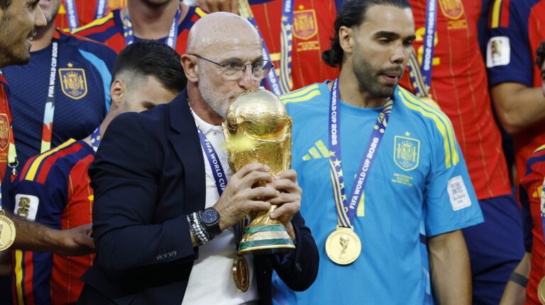 7/19/2026 - EAST RUTHERFORD, NEW JERSEY - Spain manager Luis de la Fuente with World Cup Trophy, FIFA World Cup Trophy after the 2026 FIFA World Cup final between Spain and Argentina at the New York/New Jersey Stadium on July 19, 2026, in East Rutherford, New Jersey, United States. MAURICE VAN STEEN / ANP /ANP/Sipa USA
2026.07.19 East Rutherford
pilka nozna mistrzostwa swiata
Hiszpania - Argentyna
Foto ANP/SIPA USA/PressFocus

!!! POLAND ONLY !!!
