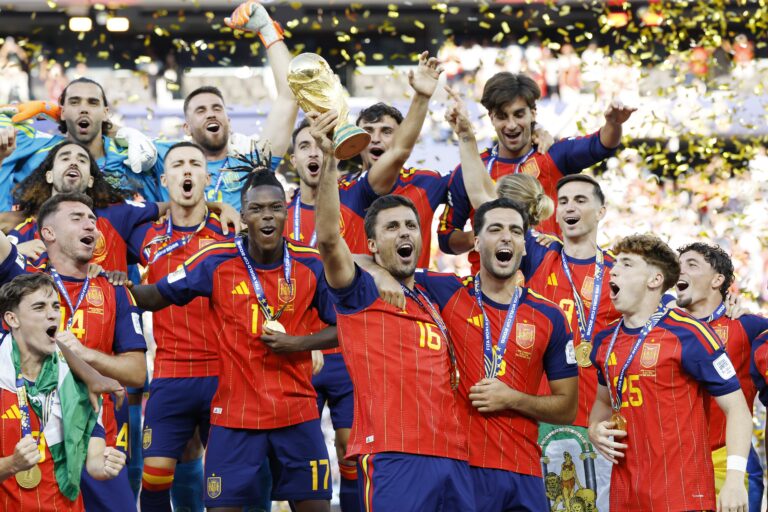 7/19/2026 - EAST RUTHERFORD, NEW JERSEY - Spain goalkeeper David Raya, Marc Pubill of Spain, Alex Grimaldo of Spain, Eric Garcia of Spain, Marcos Llorente of Spain, Mikel Merino of Spain, Ferran Torres of Spain, Fabian Ruiz of Spain, Gavi of Spain, Dani Olmo of Spain, Yeremy Pino of Spain, Pedro Porro of Spain, Spain goalkeeper Joan Garcia, Aymeric Laporte of Spain, Alex Baena of Spain, Rodri of Spain, Nico Williams of Spain, Martin Zubimendi of Spain, Lamine Yamal of Spain, Pedri of Spain, Mikel Oyarzabal of Spain, Pau Cubarsi of Spain, Spain goalkeeper Unai Simon, Marc Cucurella of Spain, Victor Munoz of Spain, Borja Iglesias of Spain, Spain manager Luis de la Fuente with world cup trophy, FIFA World Cup Trophy after the 2026 FIFA World Cup final between Spain and Argentina at the New York/New Jersey Stadium on July 19, 2026 in East Rutherford, New Jersey, United States. MAURICE VAN STEEN / ANP /ANP/Sipa USA
2026.07.19 East Rutherford
pilka nozna mistrzostwa swiata
Hiszpania - Argentyna
Foto ANP/SIPA USA/PressFocus

!!! POLAND ONLY !!!