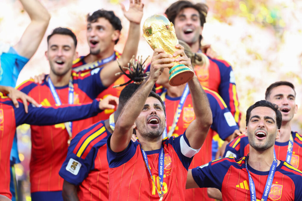 New Jersey, USA, 19th July 2026. Rodri of Spain lifts the World Cup Trophy after the Spain vs Argentina FIFA World Cup, WM, Weltmeisterschaft, Fussball final match at the Metlife Stadium, New Jersey. Picture credit should read: Paul Terry / Sportimage EDITORIAL USE ONLY. No use with unauthorised audio, video, data, fixture lists, club/league logos or live services. Online in-match use limited to 120 images, no video emulation. No use in betting, games or single club/league/player publications. SPI_244_PT_Spain_Argentina SPI-4862-0244
2026.07.19 New Jersey
pilka nozna Mistrzostwa Swiata 2026
Francja - Hiszpania
Foto IMAGO/PressFocus

!!! POLAND ONLY !!!