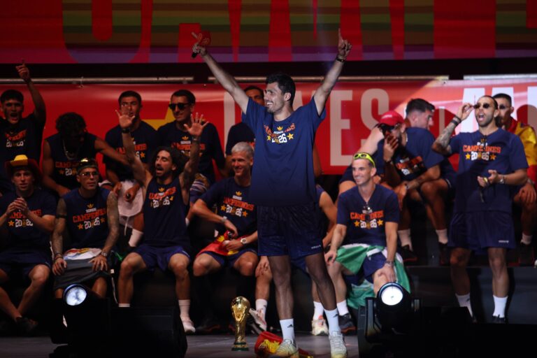 Celebrations of the Spanish national team at Cibeles Square in Madrid, after Spain defeated Argentina in the World Cup final, on Monday, July 20, 2026,  Rodri Hernandez 

(Photo by Cordon Press/Sipa USA)
2026.07.20 Madryt
pilka nozna , mistrzostwa swiata , mundial 2026 ,  powitanie reprezentacji Hiszpanii , Hiszpania , reprezentacja
Feta hiszpanskiej druzyny narodowej po zdobyciu mistrzostwa swiata
Foto Cordon Press/SIPA USA/PressFocus

!!! POLAND ONLY !!!