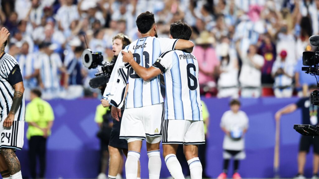 RECORD DATE NOT STATED  FIFA World Cup, WM, Weltmeisterschaft, Fussball 2026 - Quarterfinals - Argentina v Switzerland Jose Manuel Lopez and Lisandro Martinez players of Argentina celebrate their 3 1 victory over Switzerland after the FIFA World Cup quarterfinal at Kansas City Stadium, in Missouri, United States, on Saturday, July 11, 2026.Foto: Vanessa Carvalho/Brazil Photo Press/IMAGO Sports Copyright: xVanessaxCarvalhox
2026.07.12 Kansas City
pilka nozna , mistrzostwa swiata , mundial 2026
Argentyna - Szwajcaria
Foto IMAGO/PressFocus

!!! POLAND ONLY !!!