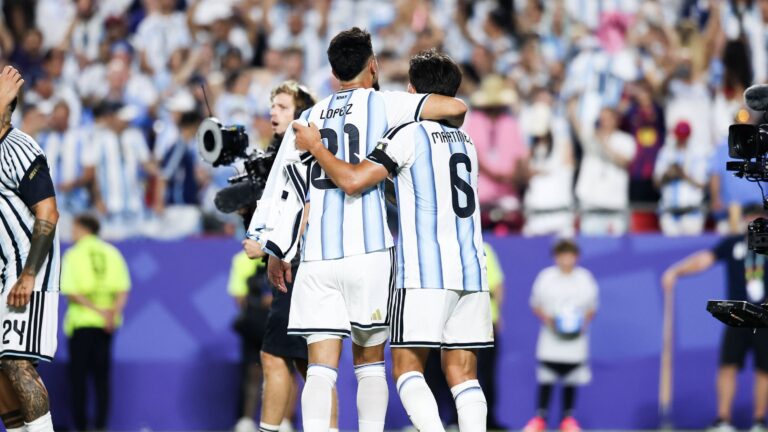 RECORD DATE NOT STATED  FIFA World Cup, WM, Weltmeisterschaft, Fussball 2026 - Quarterfinals - Argentina v Switzerland Jose Manuel Lopez and Lisandro Martinez players of Argentina celebrate their 3 1 victory over Switzerland after the FIFA World Cup quarterfinal at Kansas City Stadium, in Missouri, United States, on Saturday, July 11, 2026.Foto: Vanessa Carvalho/Brazil Photo Press/IMAGO Sports Copyright: xVanessaxCarvalhox
2026.07.12 Kansas City
pilka nozna , mistrzostwa swiata , mundial 2026
Argentyna - Szwajcaria
Foto IMAGO/PressFocus

!!! POLAND ONLY !!!