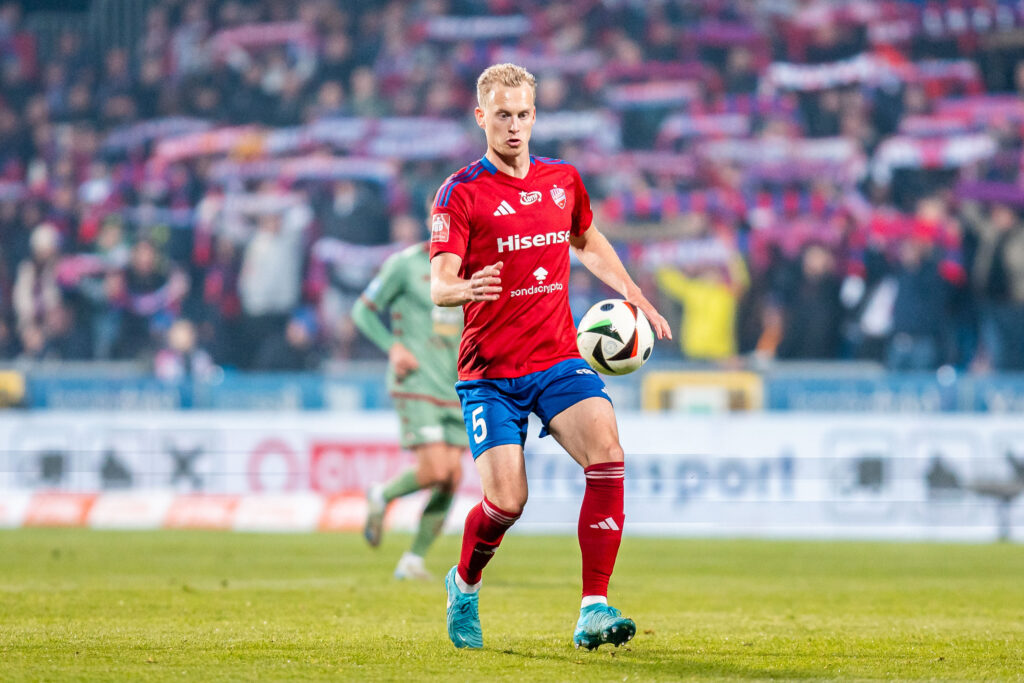 2025.05.10 Czestochowa
Pilka nozna, PKO BP Ekstraklasa, sezon 2024/2025
Rakow Czestochowa - Jagiellonia Bialystok
N/z Gustav Berggren
Foto Mateusz Porzucek PressFocus

2025.05.10 Czestochowa
Football, Polish top league - first level, 2024/25 season
Rakow Czestochowa - Jagiellonia Bialystok
Gustav Berggren
Credit: Mateusz Porzucek PressFocus