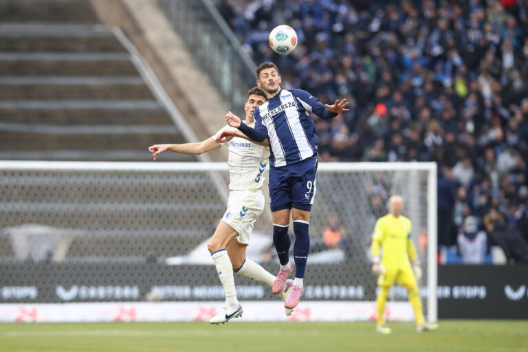 07.12.2025, xtgx, Fussball - 2.Bundesliga Hertha BSC Berlin - 1.FC Magdeburg emspor, v.l. Tobias Mueller Magdeburg, 5, Dawid Kownacki Hertha, 9 Zweikampf, Duell, Kampf, tackle DFL/DFB REGULATIONS PROHIBIT ANY USE OF PHOTOGRAPHS as IMAGE SEQUENCES and/or QUASI-VIDEO Berlin *** 07 12 2025, xtgx, Soccer 2 Bundesliga Hertha BSC Berlin 1 FC Magdeburg emspor, v l Tobias Mueller Magdeburg, 5 , Dawid Kownacki Hertha, 9 duel, duel, fight, tackle DFL DFB REGULATIONS PROHIBIT ANY USE OF PHOTOGRAPHS as IMAGE SEQUENCES and or QUASI VIDEO Berlin
2025.12.07 Berlin
pilka nozna , 2. liga niemiecka
Hertha BSC Berlin - 1. FC Magdeburg
Foto IMAGO/PressFocus

!!! POLAND ONLY !!!
