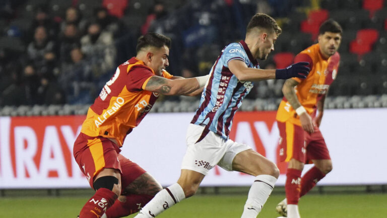 GAZIANTEP, TURKEY - JANUARY 5: Abdulkerim Bardakci L of Galatasaray and Ernest Muci R of Trabzonspor during the Turkish Super Cup Semi Final match between Galatasaray SK and Trabzonspor at Gaziantep Stadium on January 5, 2026 in Gaziantep, Turkey. Photo by Seskimphoto Galatasaray v Trabzonspor - 2025-2026 Turkish Super Cup Semi Final PUBLICATIONxNOTxINxTUR
2026.01.05 Stambul
pilka nozna , Liga Turecka
Galatasaray Stambul - Trabzonspor 
Foto IMAGO/PressFocus

!!! POLAND ONLY !!!