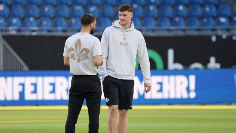 25.04.2026, Fussball, Herren, 2. Bundesliga, Saison 2025/2026, SV Darmstadt 98 - SV 07 Elversberg, Bartosz Bialek SV Darmstadt 98, Serhat Semih Güler SV Darmstadt 98 Darmstadt Merck-Stadion am Böllenfalltor Hessen Deutschland DEU *** 25 04 2026, Football, Men, 2 Bundesliga, Season 2025 2026, SV Darmstadt 98 SV 07 Elversberg, Bartosz Bialek SV Darmstadt 98 , Serhat Semih Güler SV Darmstadt 98 Darmstadt Merck Stadion am Böllenfalltor Hessen Germany DEU Copyright: xSebastianxBachx
2026.04.25 Darmstadt
pilka nozna , 2. liga niemiecka
SV Darmstadt 98 - SV 07 Elversberg
Foto IMAGO/PressFocus

!!! POLAND ONLY !!!