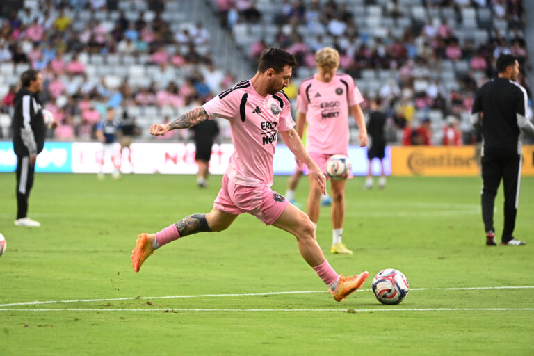 Inter Miami CF midfielder Lionel Messi #10 gets ready to strike the ball prior to the match between Inter Miami and New England at Nu Stadium in Miami, Florida on April 25, 2026. (Photo by JC Ruiz/Sipa USA)
2026.04.25 Miami
pilka nozna amerykanska liga MLS
Inter Miami CF - New England
Foto JC Ruiz/SIPA USA/PressFocus

!!! POLAND ONLY !!!