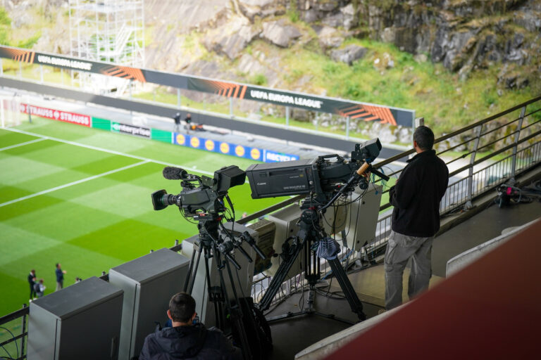 Portugal: Fussball Europa League 2025 - 2026, Halbfinale - Sporting Braga vs SC Freiburg - Estadio Municipal de Braga POR: Braga, Portugal, Europa, Estadio Municipal de Braga, UEFA Europa League, TV-Kamera, Broadcast, Kameramann, Produktion, Medienarbeit, Liveübertragung, Technik, Kameraposition, Tribüne, Spielfeldblick, Fußball, internationaler Wettbewerb, Spieltag, Medienevent, Sportjournalismus, Infrastruktur, Sponsoren: Enterprise Rent-A-Car, Lidl, Strauss *** Portugal Football Europa League 2025 2026, semi-final Sporting Braga vs SC Freiburg Estadio Municipal de Braga POR Braga, Portugal, Europe, Estadio Municipal de Braga, UEFA Europa League, TV camera, broadcast, cameraman, production, media relations, live broadcast, technology, camera position, grandstand, pitch view, soccer, international competition, match day, media event, sports journalism, infrastructure, sponsors Enterprise Rent A Car, Lidl, Strauss Copyright: xJOERANxSTEINSIEKx
2026.04.30 Braga
pilka nozna , Liga Europy
SC Braga - SC Freiburg
Foto IMAGO/PressFocus

!!! POLAND ONLY !!!