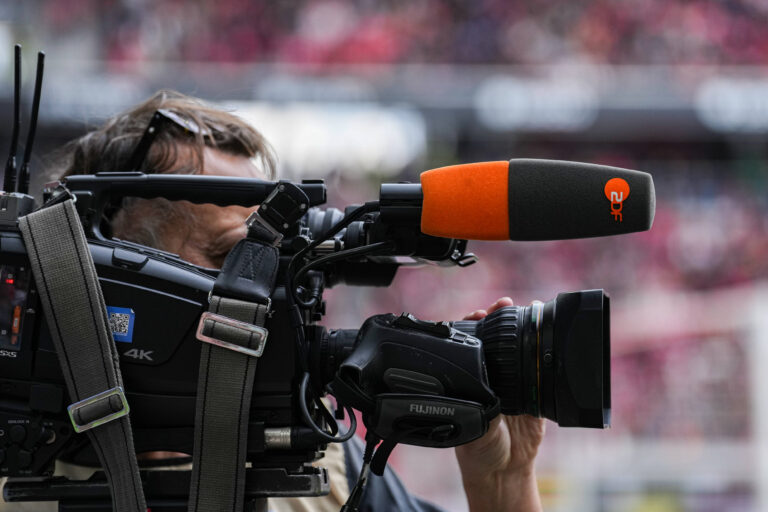 1. Bundesliga: SC Freiburg vs RB Leipzig, 16.05.2026 ZDF Kamera mit Mikrofon am hinter dem Tor 1. Bundesliga: SC Freiburg vs RB Leipzig, Europa-Park-Stadion, 16.05.2026 DFB / DFL REGULATIONS PROHIBIT ANY USE OF PHOTOGRAPHS AS IMAGE SEQUENCES AND/OR QUASI-VIDEO. *** 1 Bundesliga SC Freiburg vs RB Leipzig, 16 05 2026 ZDF Camera with microphone behind the goal 1 Bundesliga SC Freiburg vs RB Leipzig, Europa Park Stadion, 16 05 2026 DFB DFL REGULATIONS PROHIBIT ANY USE OF PHOTOGRAPHS AS IMAGE SEQUENCES AND OR QUASI VIDEO Copyright: xBEAUTIFULxSPORTS/Boscox
2026.05.16 Fryburg
pilka nozna liga niemiecka
SC Freiburg - RB Lipsk
Foto IMAGO/PressFocus

!!! POLAND ONLY !!!