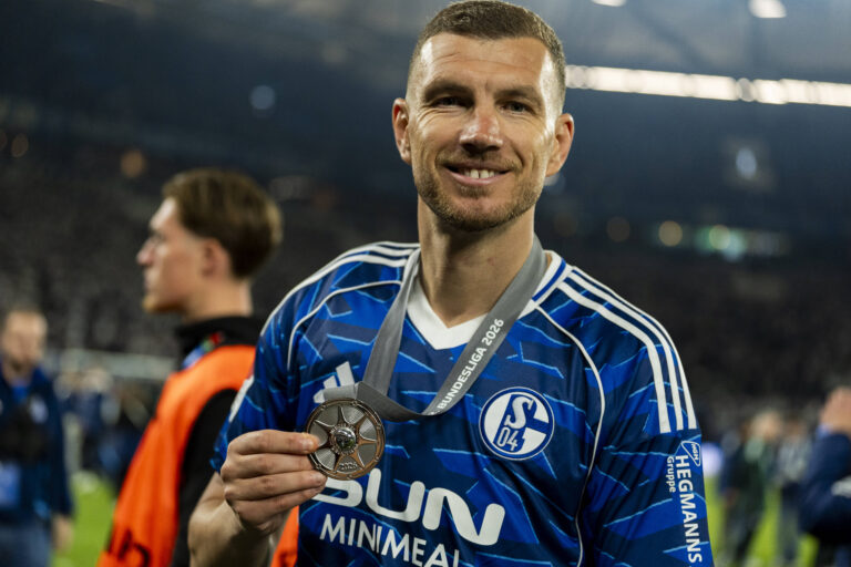 Edin Dzeko FC Schalke 04, 10 mit Medaille. FC Schalke 04 - Eintracht Braunschweig, 2. Bundesliga, 34. Spieltag, Veltins-Arena Gelsenkirchen, Saison 2025 2026, 17.05.2026 DFB regulations prohibit any use of photographs as image sequences and or quasi-video. *** Edin Dzeko FC Schalke 04, 10 with medal FC Schalke 04 Eintracht Braunschweig, 2 Bundesliga, 34 Matchday, Veltins Arena Gelsenkirchen, Season 2025 2026, 17 05 2026 DFB regulations prohibit any use of photographs as image sequences and or quasi video Copyright: HMBxMedia/xMarcoxBader
2026.05.17 Gelsenkirchen
pilka nozna , 2. liga niemiecka 
FC Schalke 04 Gelsenkirchen - Eintracht Braunschweig
Foto IMAGO/PressFocus

!!! POLAND ONLY !!!