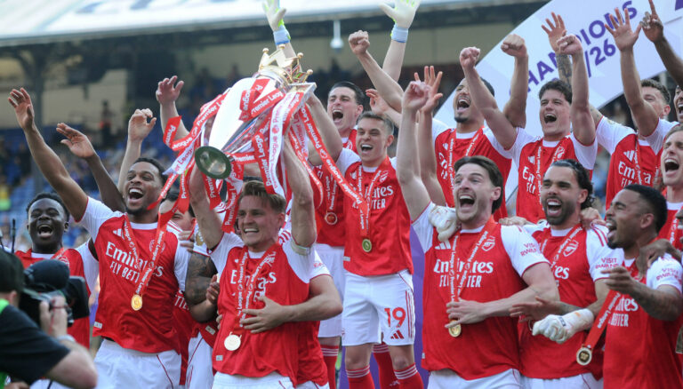 Football - 2025 / 2026 Premier League - Crystal Palace vs. Arsenal - Selhurst Park - Sunday 24th May 2026 Martin Odegaard of Arsenal leads the celebrations with the team and trophy PUBLICATIONxNOTxINxUK
2026.05.24 Londyn
pilka nozna liga angielska
Crystal Palace - Arsenal Londyn

Foto IMAGO/PressFocus

!!! POLAND ONLY !!!