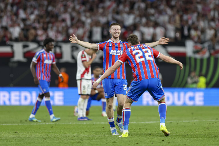 27.05.2026, EUR, Fussball, Herren, Conference League Finale, Saison 2025/2026, Crytsal Palace F.C. - Rayo Vallecano de Madrid Adam Wharton Crystal Palace, 20 und Jorgen Strand Larsen Crystal Palace, 22 Schlussjubel, jubelt nach dem Sieg Leipzig Leipzig Stadium Sachsen Deutschland *** 27 05 2026, EUR, Football, Men, Conference League Final, Season 2025 2026, Crytsal Palace F C Rayo Vallecano de Madrid Adam Wharton Crystal Palace, 20 and Jorgen Strand Larsen Crystal Palace, 22 final cheer, cheers after the victory Leipzig Leipzig Stadium Saxony Germany Copyright: xAdrianxSchlüterx
2026.05.27 Lipsk
pilka nozna liga konferencji final
Crystal Palace - Rayo Vallecano
Foto IMAGO/PressFocus

!!! POLAND ONLY !!!
