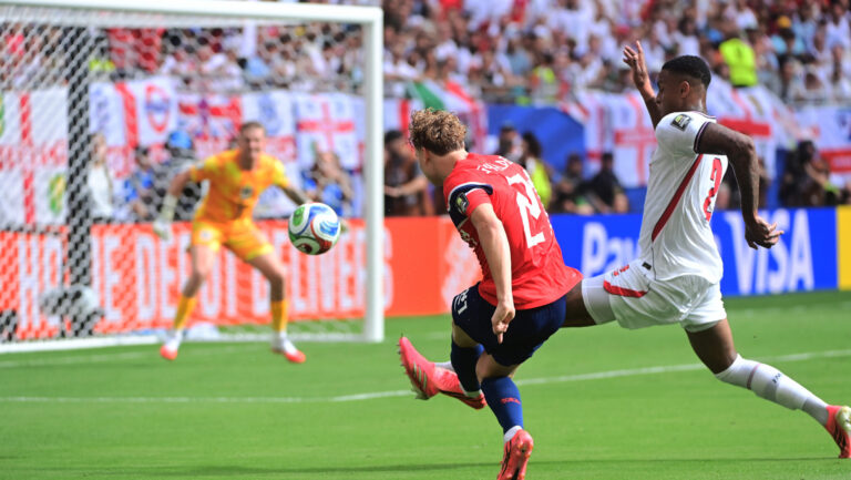 Norway forward Andreas Schjelderup (21) scores a goal in the first half during the FIFA World Cup 2026 Quarterfinals match between Norway and England at Miami Stadium on July 11, 2026 in Miami, Florida. (Photo by JC Ruiz/Sipa USA)
2026.07.11 Miami Gardens
pilka nozna , mistrzostwa swiata , mundial 2026
Norwegia - Anglia
Foto JC Ruiz/SIPA USA/PressFocus

!!! POLAND ONLY !!!