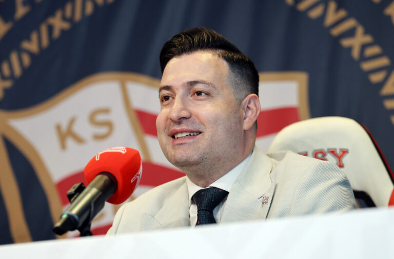 2026.07.14 Krakow
Pilka nozna Konferencja prasowa Cracovii Nowy Sponsor GYM Premium Reliance Holding
N/z Murat Colak
Foto Lukasz Zoladz / PressFocus