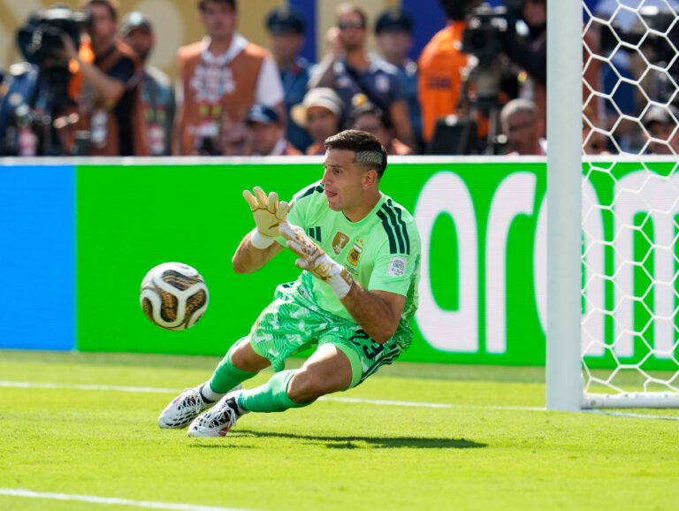 Emiliano Martinez Argentina, 23 pariert. USA, FIFA Weltmeisterschaft Finale, Spanien vs Argentinien, East Rutherford, 19.07.2026 FIFA Weltmeisterschaft Finale, Spanien vs Argentinien, East Rutherford, 19.07.2026 East Rutherford *** Emiliano Martínez, Argentina, 23, makes a save against the U.S., FIFA World Cup Final, Spain vs. Argentina, East Rutherford, July 19, 2026 FIFA World Cup Final, Spain vs. Argentina, East Rutherford, July 19, 2026 East Rutherford Copyright: xEibner-Pressefoto/ScottxColemanx EP_SCN
2026.07.19 East Rutherford
pilka nozna , mistrzostwa swiata , mundial 2026 , final
Hiszpania - Argentyna
Foto IMAGO/PressFocus

!!! POLAND ONLY !!!