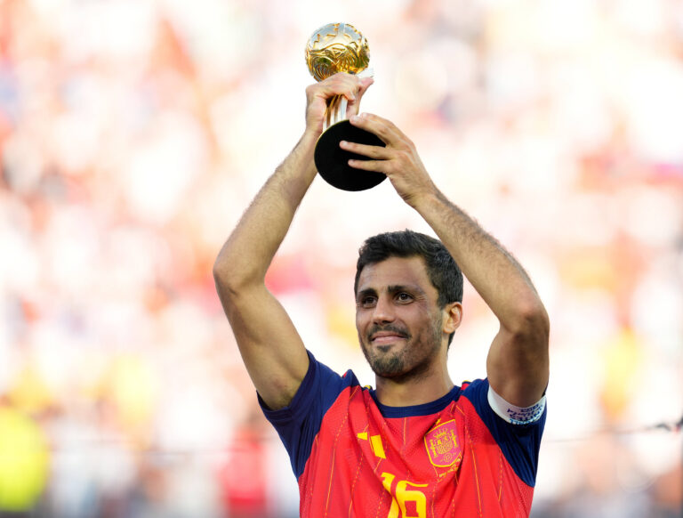 Rodri Spanien, 16 feiert nach dem Gewinn des Golden-Ball-Awards und gestikuliert in Richtung der Zuschauer. USA, FIFA Weltmeisterschaft Finale, Spanien vs Argentinien, East Rutherford, 19.07.2026 FIFA Weltmeisterschaft Finale, Spanien vs Argentinien, East Rutherford, 19.07.2026 East Rutherford *** Rodri of Spain, 16, celebrates after winning the Golden Ball Award and gestures toward the spectators. USA, FIFA World Cup Final, Spain vs. Argentina, East Rutherford, July 19, 2026. FIFA World Cup Final, Spain vs. Argentina, East Rutherford, July 19, 2026 East Rutherford Copyright: xEibner-Pressefoto/ScottxColemanx EP_SCN
2026.07.19 East Rutherford
pilka nozna , mistrzostwa swiata , mundial 2026 , final
Hiszpania - Argentyna
Foto IMAGO/PressFocus

!!! POLAND ONLY !!!