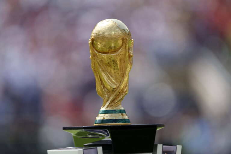 19.07.2026, Fussball Weltmeisterschaft 2026 in den USA, Finale, Spanien - Argentinien, im MetLife Stadium New York/New Jersey East Rutherford, der Weltmeister-Pokal auf der Stele. ***FIFA regulations prohibit any use of photographs as image sequences and/or quasi-video. EDITORIAL USE ONLY*** *** July 19, 2026, 2026 FIFA World Cup in the U.S., Final, Spain vs. Argentina, at MetLife Stadium in East Rutherford, New Jersey, near New York the World Cup trophy on the pedestal ***FIFA regulations prohibit any use of photographs as image sequences and/or quasi-video. EDITORIAL USE ONLY***
2026.07.19 East Rutherford
pilka nozna mistrzostwa swiata
Hiszpania - Argentyna
Foto IMAGO/PressFocus

!!! POLAND ONLY !!!