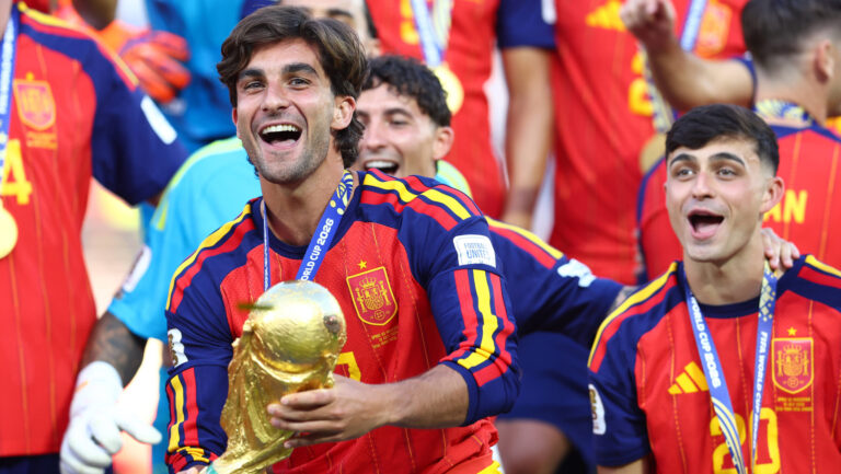 New Jersey, USA, 19th July 2026. Ferran Torres of Spain with the trophy after the Spain vs Argentina FIFA World Cup, WM, Weltmeisterschaft, Fussball final match at the Metlife Stadium, New Jersey. Picture credit should read: Paul Terry / Sportimage EDITORIAL USE ONLY. No use with unauthorised audio, video, data, fixture lists, club/league logos or live services. Online in-match use limited to 120 images, no video emulation. No use in betting, games or single club/league/player publications. SPI_266_PT_Spain_Argentina SPI-4862-0266
2026.07.19 New Jersey
pilka nozna Mistrzostwa Swiata 2026
Francja - Hiszpania
Foto IMAGO/PressFocus

!!! POLAND ONLY !!!