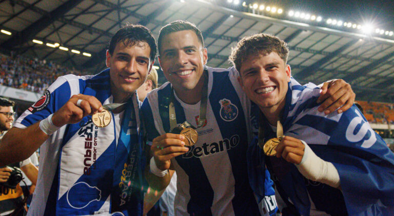 Jakub Kiwior, Jan Bednarek and Oskar Pietuszewski seen celebrating with trophy after winning Supertaca Portugal 2026 game between teams of FC Porto and UD Torreense Maciej Rogowski/Ball Raw Images PT Coimbra Estadio Cidade de Coimbra Portugal Copyright: xMaciejxRogowskix maciejrogowski_porto_torreense_2627_2729
2026.08.01 Coimbra
pilka nozna Superpuchar Portugalii 
FC Porto - SC Uniao Torreense

Foto IMAGO/PressFocus

!!! POLAND ONLY !!!