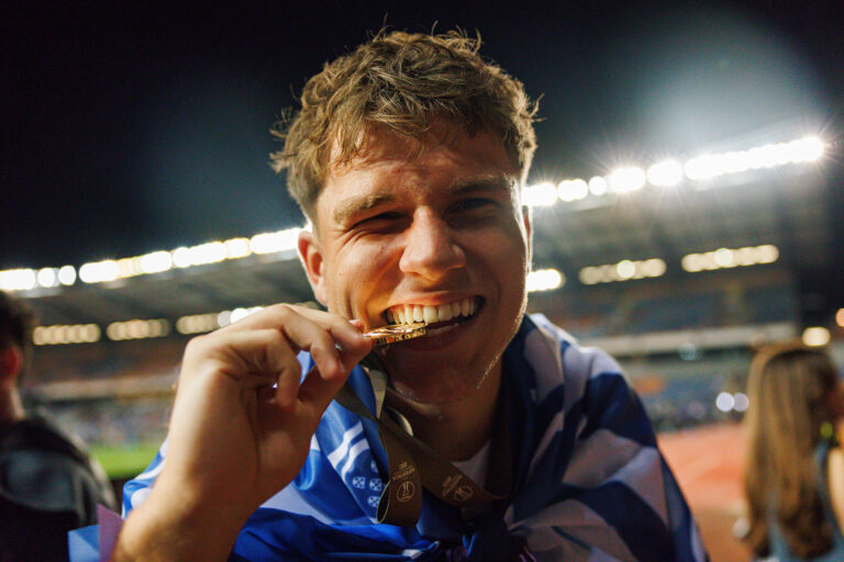 Oskar Pietuszewski seen celebrating with trophy after winning Supertaca Portugal 2026 game between teams of FC Porto and UD Torreense Maciej Rogowski/Ball Raw Images PT Coimbra Estadio Cidade de Coimbra Portugal Copyright: xMaciejxRogowskix maciejrogowski_porto_torreense_2627_3510
2026.08.01 Coimbra
pilka nozna Superpuchar Portugalii 
FC Porto - SC Uniao Torreense

Foto IMAGO/PressFocus

!!! POLAND ONLY !!!