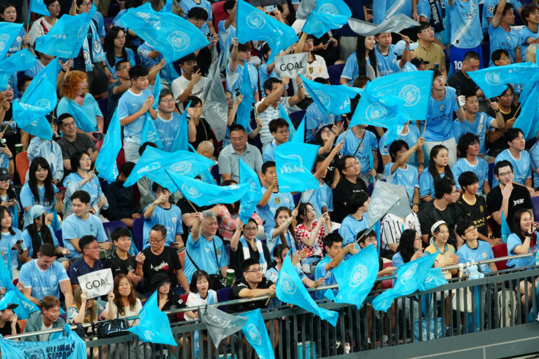 Fans cheer from the stands during the exhibition football match between Manchester City and Inter Milan at the Kai Tak Stadium on August 1, 2026 in Hong Kong. The highly anticipated first football match held at the stadium attracted a crowd of 42,826 spectators. (Photo by Zulu Lo/TMHK via Nexpher Images/Sipa USA)
2026.08.01 Hongkong
pilka nozna mecz towarzyski
Manchester City - Inter Mediolan
Foto Nexpher/SIPA USA/PressFocus

!!! POLAND ONLY !!!