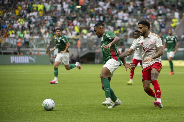 SP - SAO PAULO - 09/08/2026 - BRAZILIAN CHAMPIONSHIP A 2026, PALMEIRAS x INTERNACIONAL - Allan Elias, Palmeiras player, challenges Bernabei, Internacional player, during a match at Nubank Arena stadium for the Brazilian Championship A 2026. Photo: Anderson Romao/AGIF (Photo by Anderson Romão/AGIF/Sipa USA)
2026.08.09 Sao Paulo
pilka nozna liga brazylijska
SE Palmeiras - SC Internacional
Foto AGIF/SIPA USA/PressFocus

!!! POLAND ONLY !!!
