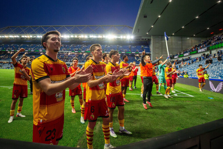 RECORD DATE NOT STATED 12th August 2026 Ibrox Stadium, Glasgow, Scotland UEFA Europa League Qualifier Football, Rangers versus Jagiellonia Bialystok Jagiellonia players celebrate towards their fans VagelisxGeorgariou
2026.08.13 Glasgow
pilka nozna liga europy
Rangers FC - Jagiellonia Bialystok

Foto IMAGO/PressFocus

!!! POLAND ONLY !!!