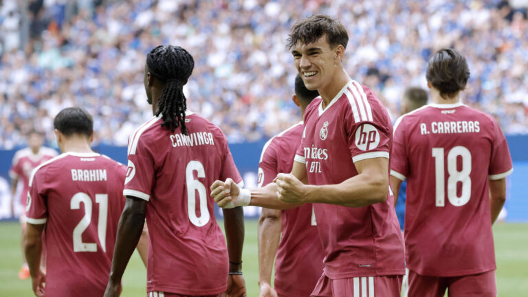 Gelsenkirchen , Deutschland, Testspiel 25 Jahre Jubilaum Veltins- Arena auf Schalke FC Schalke 04 vs. Real Madrid CF 0-3 am 16. 08. 2026 in der Veltins-Arena auf Schalke in Gelsenkirchen Carlos ESPI RM 2.v. re.- freut sich uber seinen Treffer zum 3-0 fur Real Madrid mit seinen Kameraden *** Gelsenkirchen, Germany, Friendly Match: 25th Anniversary of the Veltins Arena at SchalkeFC Schalke 04 vs. Real Madrid CF 03 on August 16, 2026, at the Veltins Arena at Schalke in Gelsenkirchen. Carlos ESPI RM 2 celebrates his goal to make it 30 for Real Madrid alongside his teammates
2026.08.16 Gelsenkirchen
pilka nozna mecz towarzyski
FC Schalke 04 - Real Madryt
Foto IMAGO/PressFocus

!!! POLAND ONLY !!!