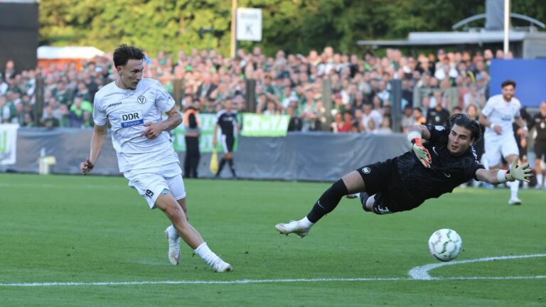 Jonas Saliger erzielt das Tor zum 2:1 gegen Torwart Jakub Zielinski / Zweikampf / Spielszene / Aktion / / Fuﬂball Fussball / DFB Pokal 1. Runde Saison 2026/2027 / 24.08.2026 / VSG Altglienicke vs. VfL Wolfsburg WOB / DFL regulations prohibit any use of photographs as image sequences and/or quasi-video / *** Jonas Saliger scores the goal to make it 21 against goalkeeper Jakub Zielinski. One-on-one, game highlight, action, sports, soccer, DFB Cup, 1st round, 20262027 season, August 24, 2026, VSG Altglienicke vs. VfL Wolfsburg, WOB DFL regulations prohibit any use of photographs as image sequences and/or quasi-video
2026.08.24 Berlin
pilka nozna , Puchar Niemiec
VSG Altglienicke - VfL Wolfsburg
Foto IMAGO/PressFocus

!!! POLAND ONLY !!!
