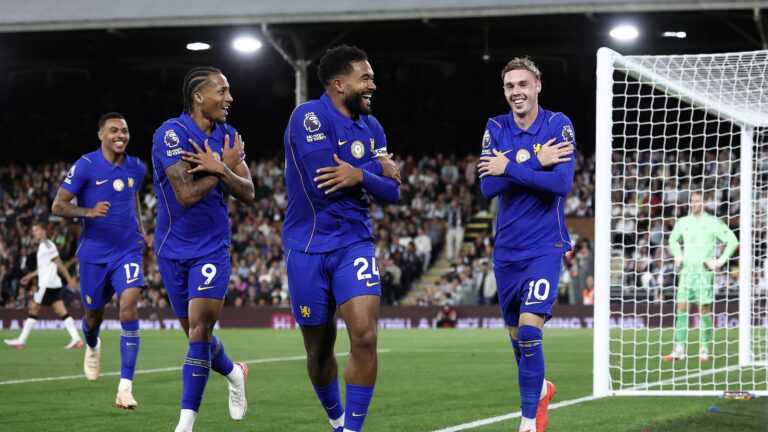 London, England, 24th August 2026. Cole Palmer R of Chelsea celebrates with Joao Pedro L and Reece James C after scoring to make it 3-1 during the Fulham vs Chelsea Premier League match at Craven Cottage, London. Picture credit should read: David Klein / Sportimage EDITORIAL USE ONLY. No use with unauthorised audio, video, data, fixture lists, club/league logos or live services. Online in-match use limited to 120 images, no video emulation. No use in betting, games or single club/league/player publications. SPI_101_DK_Fulham_Chelsea SPI-4933-0101
2026.08.24 Londyn
pilka nozna , liga angielska
Fulham - Chelsea Londyn
Foto IMAGO/PressFocus

!!! POLAND ONLY !!!