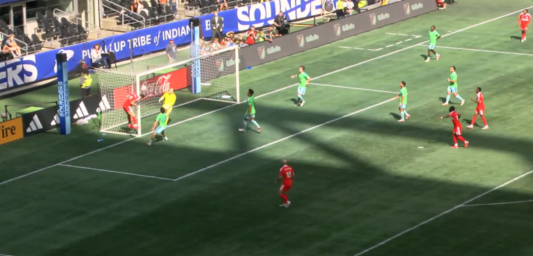 Co za gol Lewandowskiego! Jak on to zmieścił?! [WIDEO]