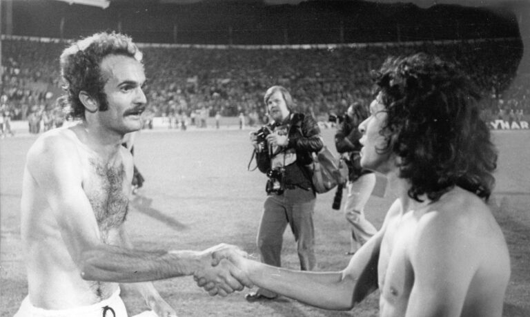 Fussballweltmeisterschaft in Deutschland Finalrunde Gruppe IV Argentinien - Italien 1:1 1:1 U.B.z. v.l. Sandro Mazzola ITA und Rene Houseman, der Torschuetze der Argentinier. 19.06.1974 in STuttgart Neckarstadion - Deutschland *** Football World Cup in Germany Final Round Group IV Argentina Italy 1 1 1 1 u B Z v l Sandro Mazzola ITA and Reni© Houseman, the Scorer the Argentines 19 06 1974 in Stuttgart Neckar Stadium Germany
1974.06.19 
sport
Archiwalne zdjecia sportowe
Foto IMAGO/PressFocus

!!! POLAND ONLY !!!