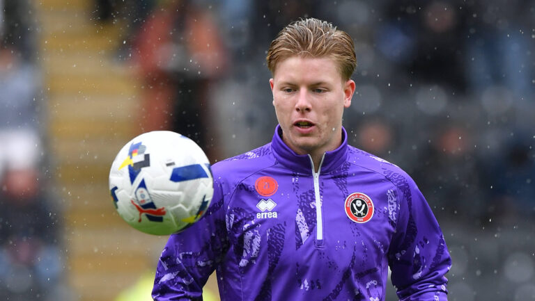 Hull City v Sheffield United EFL Sky Bet Championship 04/10/2025. Sheffield United defender Nils Zatterstrom 21 warms up before the EFL Sky Bet Championship match between Hull City and Sheffield United at the MKM Stadium, Kingston upon Hull, England on 4 October 2025. Kingston upon Hull MKM Stadium East Riding of Yorkshire England Editorial use only DataCo restrictions apply See www.football-dataco.com , Copyright: xIanxLyallx PSI-22978-0132
2025.10.04 Hull
pilka nozna , liga angielska
Hull City - Sheffield United
Foto IMAGO/PressFocus

!!! POLAND ONLY !!!