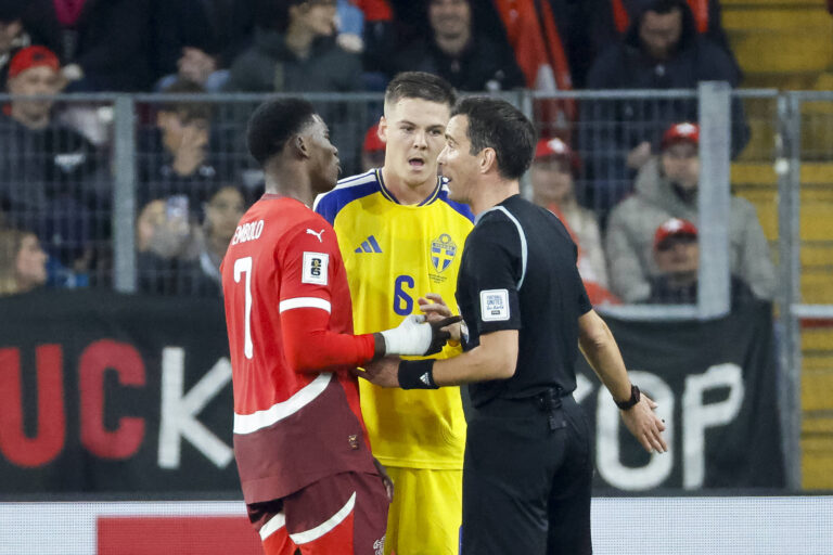 Breel Embolo Schweiz, 07, Emil Holm Schweden, 06 und Schiedsrichter Erik Lambrechts BEL im Dialog , Schweiz, FIFA, WM-Qualifikation Europa, Gruppe B, Schweiz vs. Schweden, 15.11.2025, Stade de Geneve, Genf, Schweiz Genf Stade de Geneve Kanton Genf Schweiz *** Breel Embolo Switzerland, 07 , Emil Holm Sweden, 06 and referee Erik Lambrechts BEL in dialog , Switzerland, FIFA, World Cup Qualification Europe, Group B , Switzerland vs Sweden, 15 11 2025, Stade de Geneve, Geneva, Switzerland Geneva Stade de Geneve Canton Geneva Switzerland Copyright: xGrantxHubbsx
2025.11.15 Genewa
pilka nozna , eliminacje , kwalifikacje do mistrzostw swiata 2026
Szwajcaria - Szwecja
Foto IMAGO/PressFocus

!!! POLAND ONLY !!!