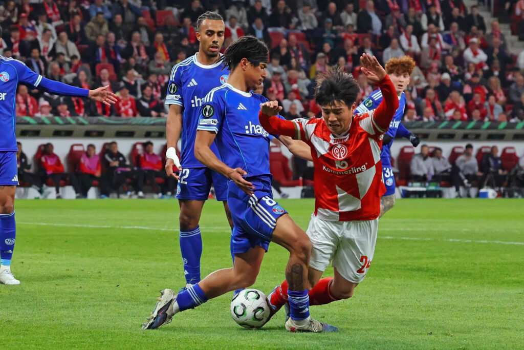 Mainz, Deutschland 09. April 2026: UEFA Europa Conference League - 2025/2026 - Viertelfinale - FSV Mainz 05 gegen Racing Strasbourg Im Bild: v. li. im Zweikampf Maximillian Oyedele RCS gegen Sota Kawasaki Mainz. Mewa Arena Rheinland - Pfalz *** Mainz, Germany 09 April 2026 UEFA Europa Conference League 2025 2026 quarter-final FSV Mainz 05 v Racing Strasbourg Pictured from left in duel Maximillian Oyedele RCS v Sota Kawasaki Mainz Mewa Arena Rheinland Pfalz Copyright: xFotostandx/xRacochax
2026.04.09 Moguncja
pilka nozna liga konferencji europy
1. FSV Mainz 05 - RC Strasbourg

Foto IMAGO/PressFocus

!!! POLAND ONLY !!!