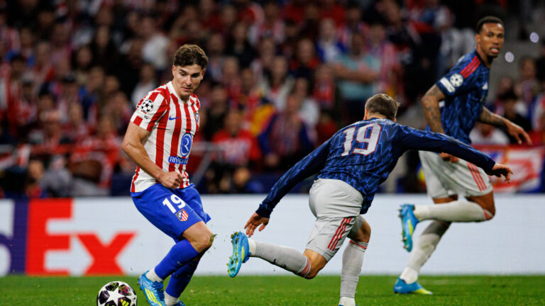 Julian Alvarez and Leon Trossard seen during UEFA Champions League semifinal game between teams of Atletico de Madrid and Arsenal FC Maciej Rogowski/Ball Raw Images Madrid Riyadh Air Metropolitano Spain Copyright: xMaciejxRogowskix maciejrogowski_atletico_arsenal_full_2526-271
2026.04.29 Madryt
pilka nozna , Liga Mistrzow
Atletico Madryt - Arsenal Londyn
Foto IMAGO/PressFocus

!!! POLAND ONLY !!!