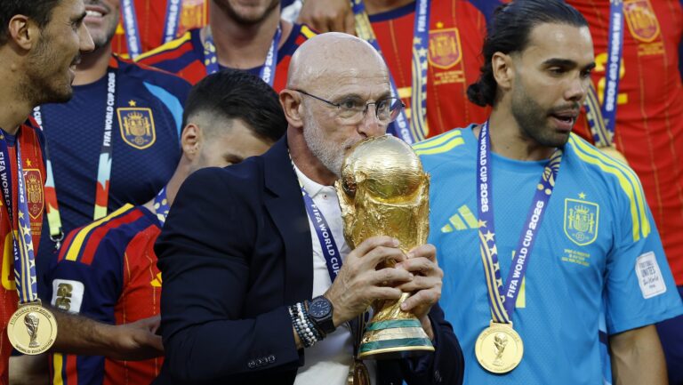 7/19/2026 - EAST RUTHERFORD, NEW JERSEY - Spain manager Luis de la Fuente kisses the World Cup after the 2026 FIFA World Cup final between Spain and Argentina at the New York/New Jersey Stadium on July 19, 2026, in East Rutherford, New Jersey, United States. MAURICE VAN STEEN / ANP /ANP/Sipa USA
2026.07.19 East Rutherford
pilka nozna mistrzostwa swiata
Hiszpania - Argentyna
Foto ANP/SIPA USA/PressFocus

!!! POLAND ONLY !!!