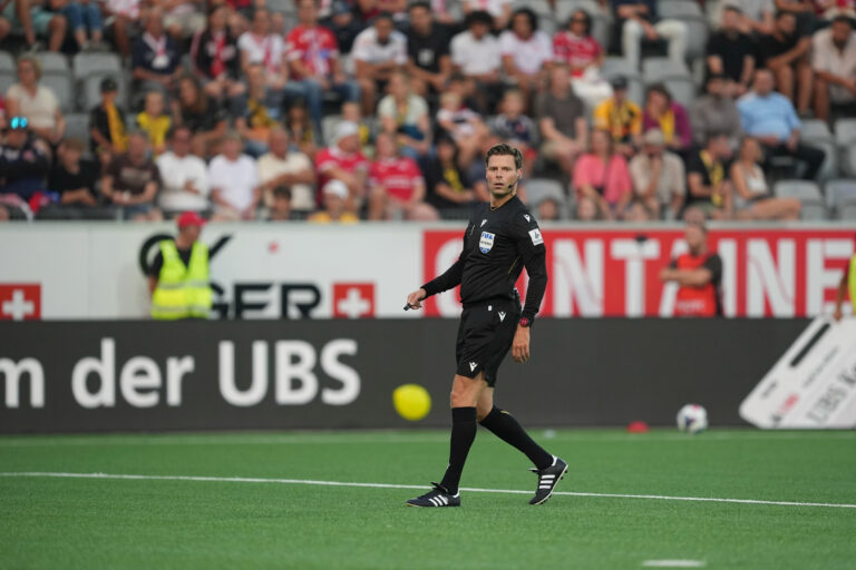 Thun, Switzerland - August 01: Urs Schnyder (Referee) during the Brack Super League match between FC Thun and BSC Young Boys at VISANA STADION on August 01, 2026 in Thun, Switzerland. (Photo by Kjetil Waber / SPP/Sipa USA)
2026.08.01 Thun
pilka nozna liga szwajcarska
FC Thun - BSC Young Boys Berno
Foto SPP/SIPA USA/PressFocus

!!! POLAND ONLY !!!