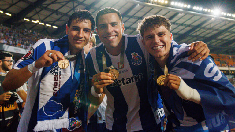 Jakub Kiwior, Jan Bednarek and Oskar Pietuszewski seen celebrating with trophy after winning Supertaca Portugal 2026 game between teams of FC Porto and UD Torreense Maciej Rogowski/Ball Raw Images PT Coimbra Estadio Cidade de Coimbra Portugal Copyright: xMaciejxRogowskix maciejrogowski_porto_torreense_2627_2729
2026.08.01 Coimbra
pilka nozna Superpuchar Portugalii 
FC Porto - SC Uniao Torreense

Foto IMAGO/PressFocus

!!! POLAND ONLY !!!