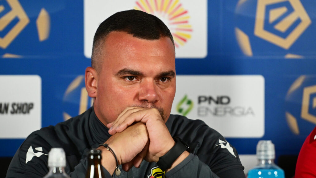 2026.08.05 Bialystok Pilka nozna 3. runda kwalifikacji Ligi Europy sezon 2026/2027 1. mecz Jagiellonia Bialystok - Rangers FC. Przedmeczowa konferencja prasowa. N/z Adrian Siemieniec trener Jagiellonii Bialystok szkoleniowiec coach Foto Michal Kosc / PressFocus 
2026.08.05 Bialystok Europa League season 2026/2027 Third qualifying round 1st leg Jagiellonia Bialystok - Rangers FC Credit Michal Kosc / PressFocus